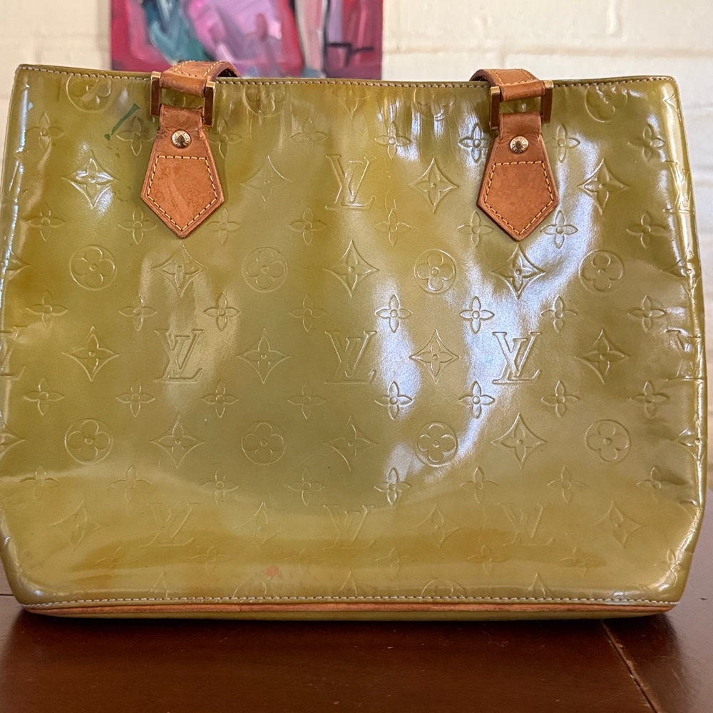 LV VERNIS HANDBAG (COLOR TRANSFER, SOME DARKENING/WEAR ON HANDLES, INT PEELING)